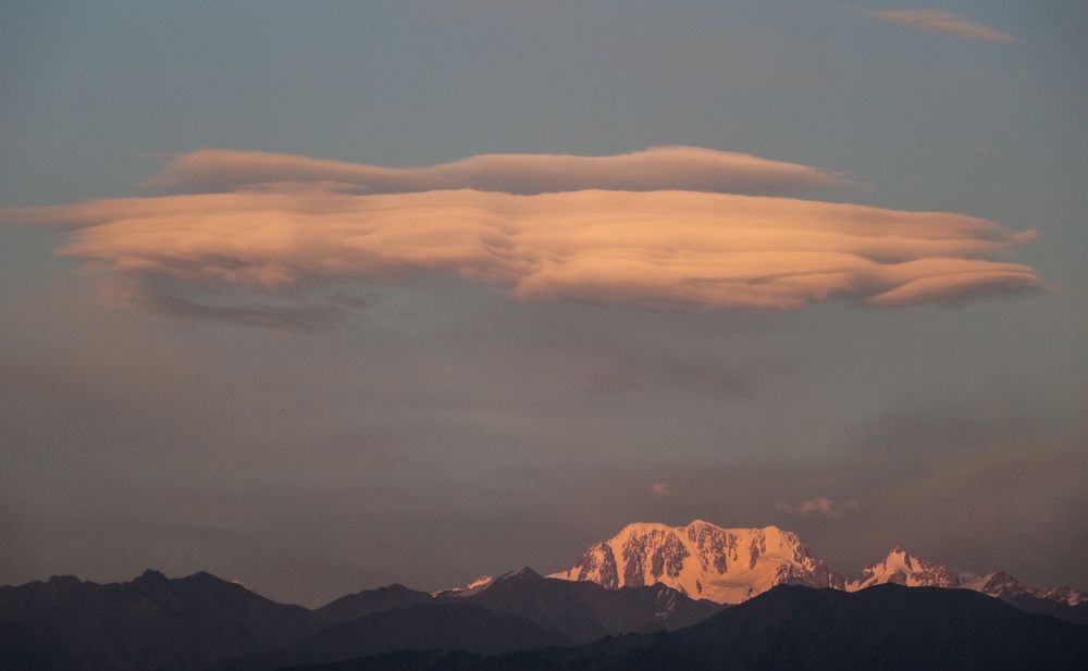 Лентикулярные облака над пиком Талгар Заилийского Алатау