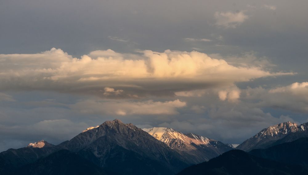 Лентикулярные облака над пиком Большой Алматы Заилийского Алатау