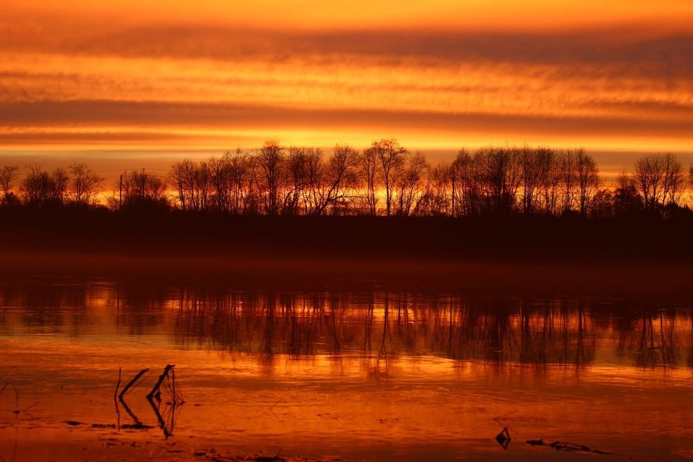 Красный закат после дождя.