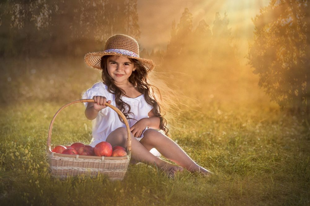 Николлета с яблоками