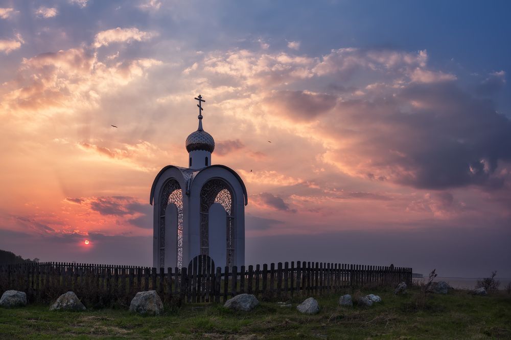 Часовня на закате