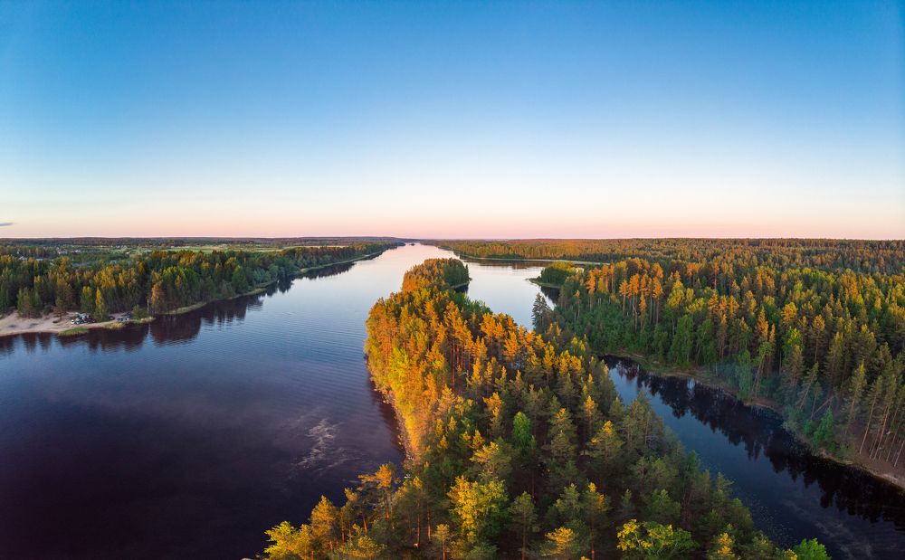 Река Вуокса в прекрасном осеннем закате. Туман над рекой.