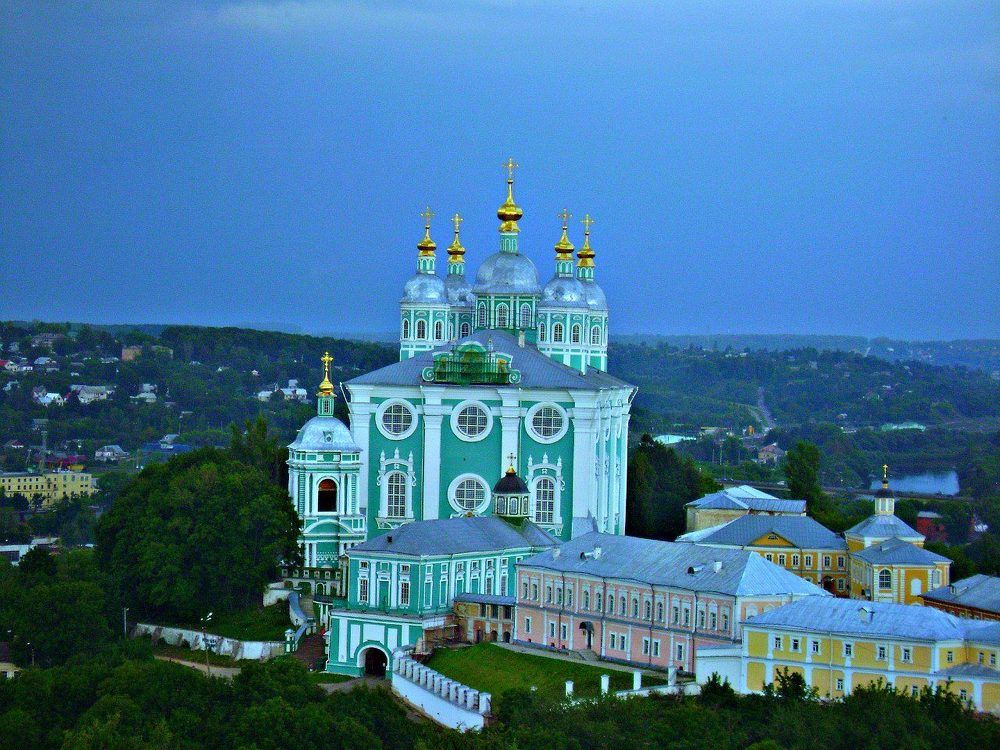 Успенский кафедральный собор на Соборной горе в Смоленске.