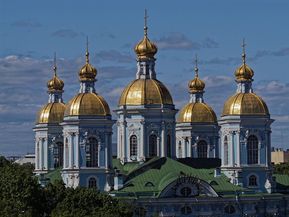 Золотые купола над крышами города.