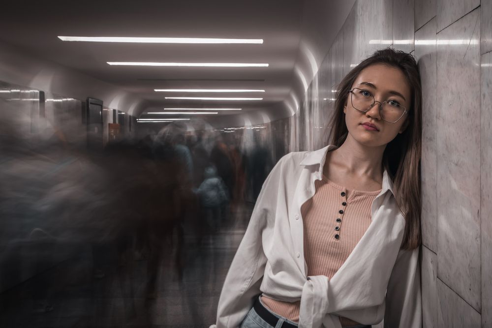 Девушка в толпе