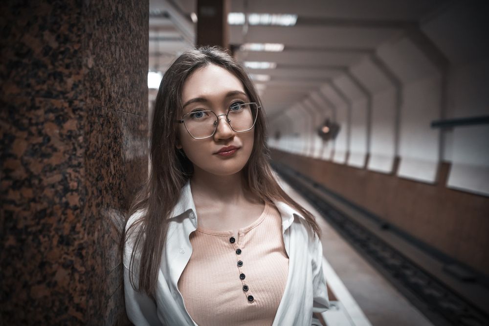 Девушка в метро