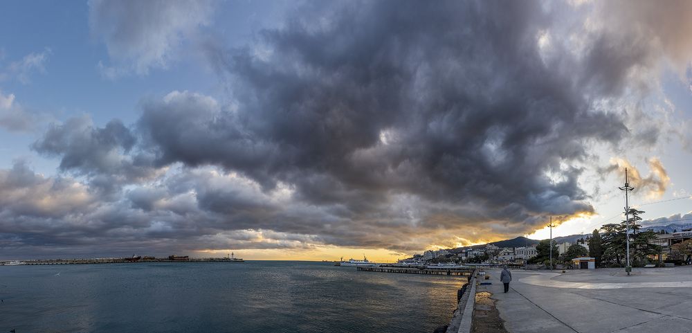 Вечер в Ялте