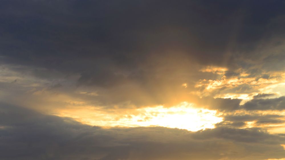 Туча, пронизанная копьём солнца