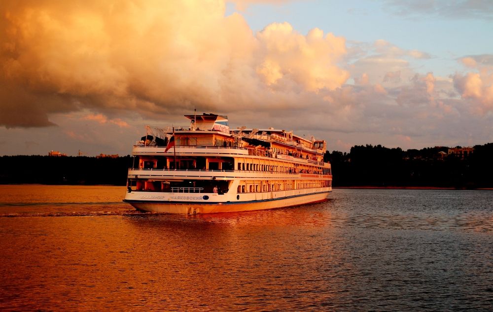 Вечером на Волге.