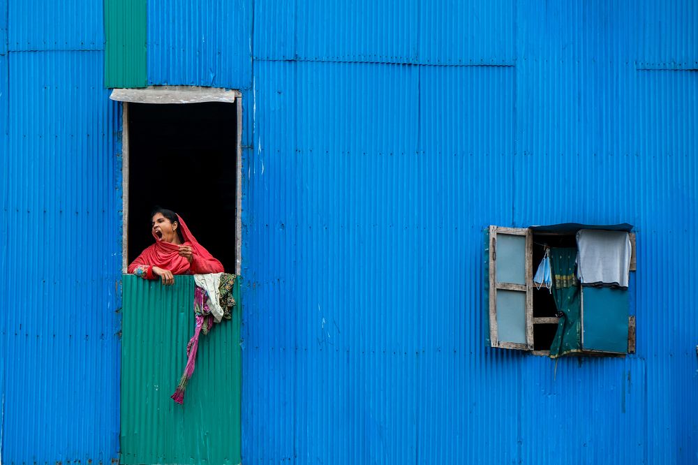 The Women with her blue House
