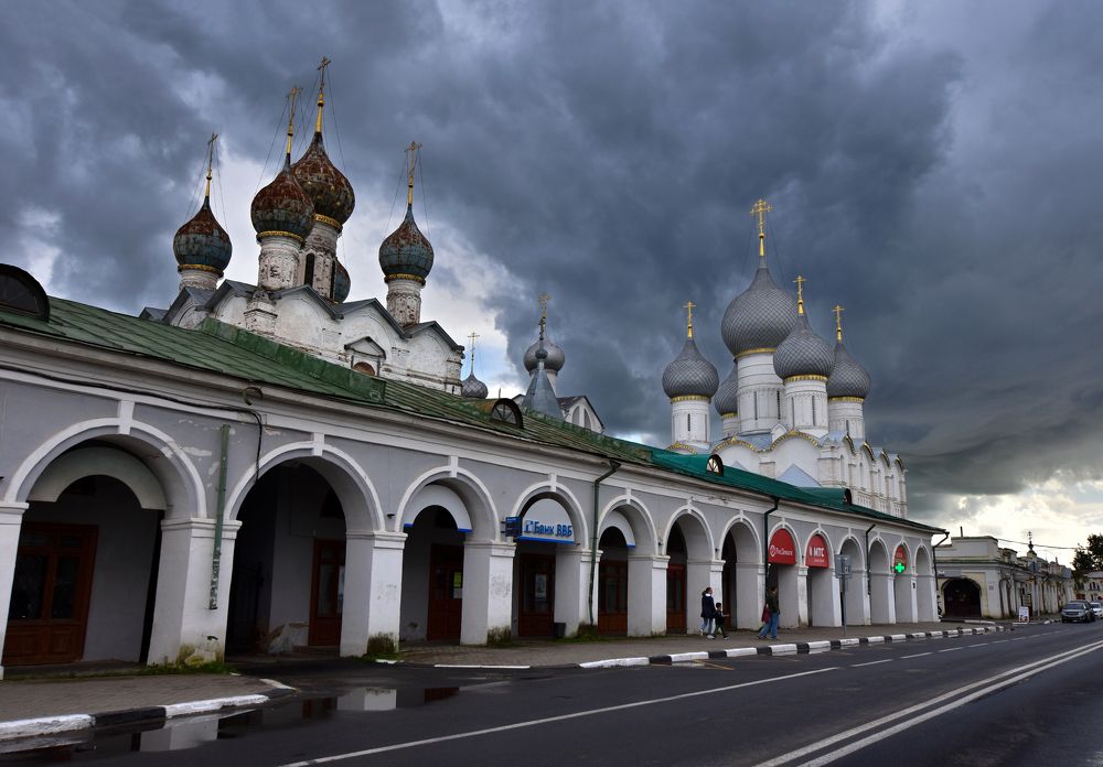 Купола Ростова Великого после дождя.