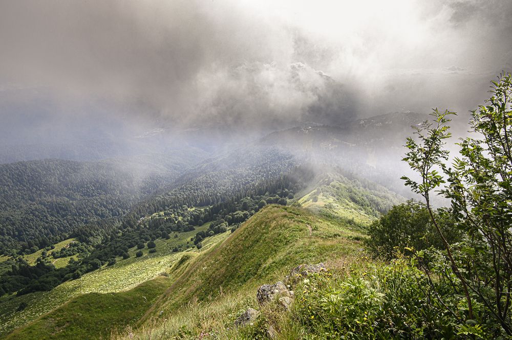 Между горой и облаком.