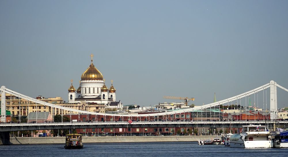 По Москве-реке. Виды столицы