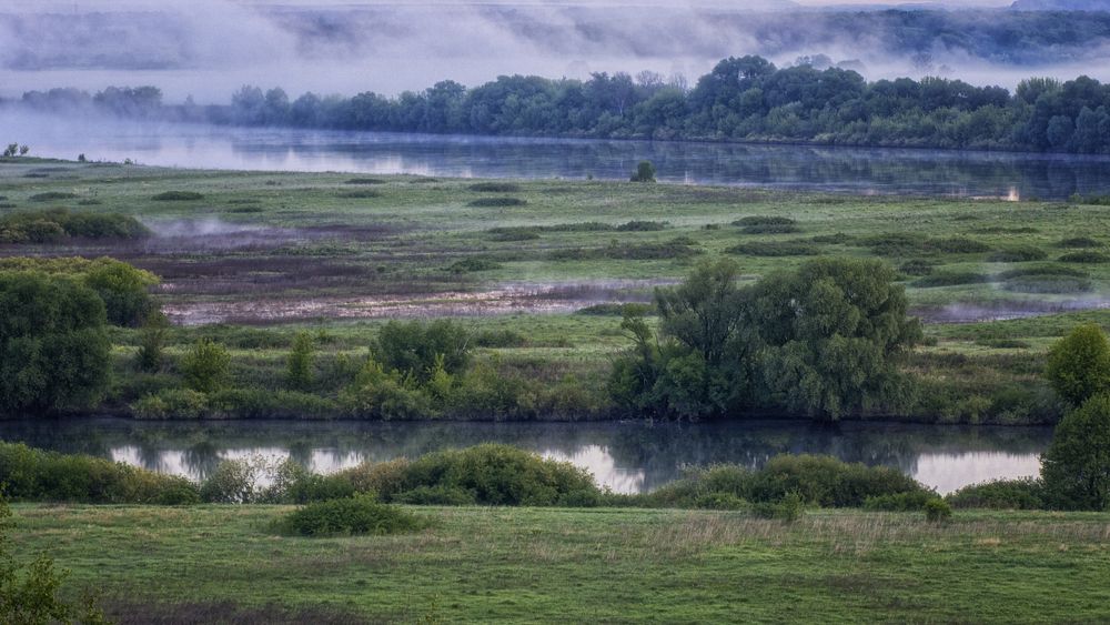 На слиянии двух рек.