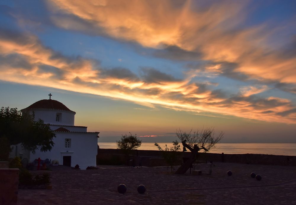 Предрассветное небо.