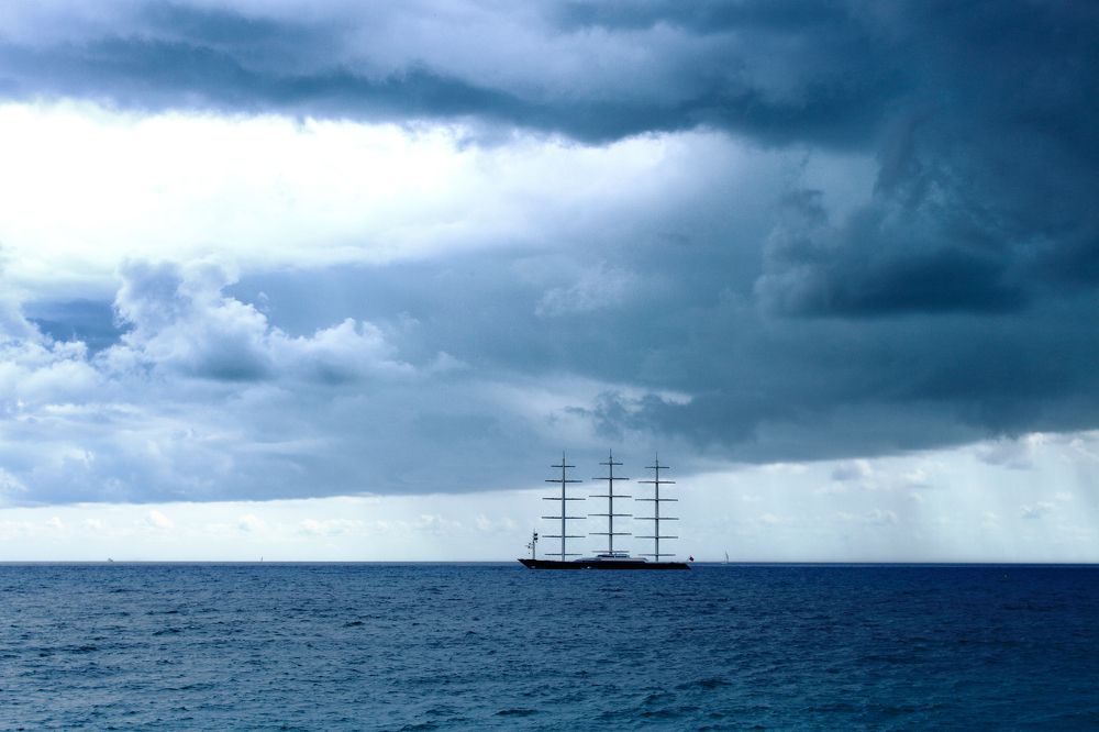 A loner between two worlds .