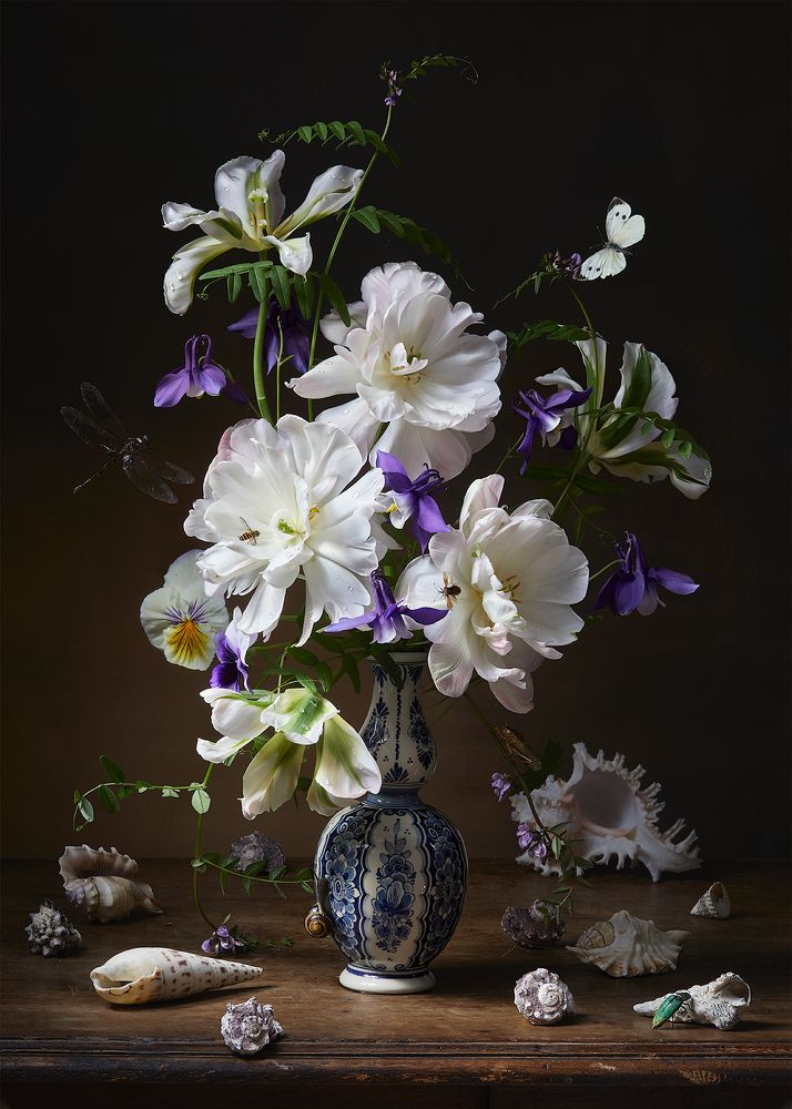 Натюрморт с тюльпанами и аквилегией