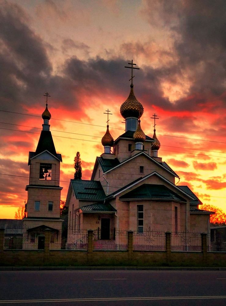 Церковь на закате