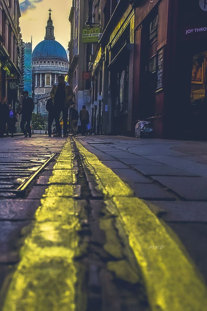 St Paul cathedral little street view