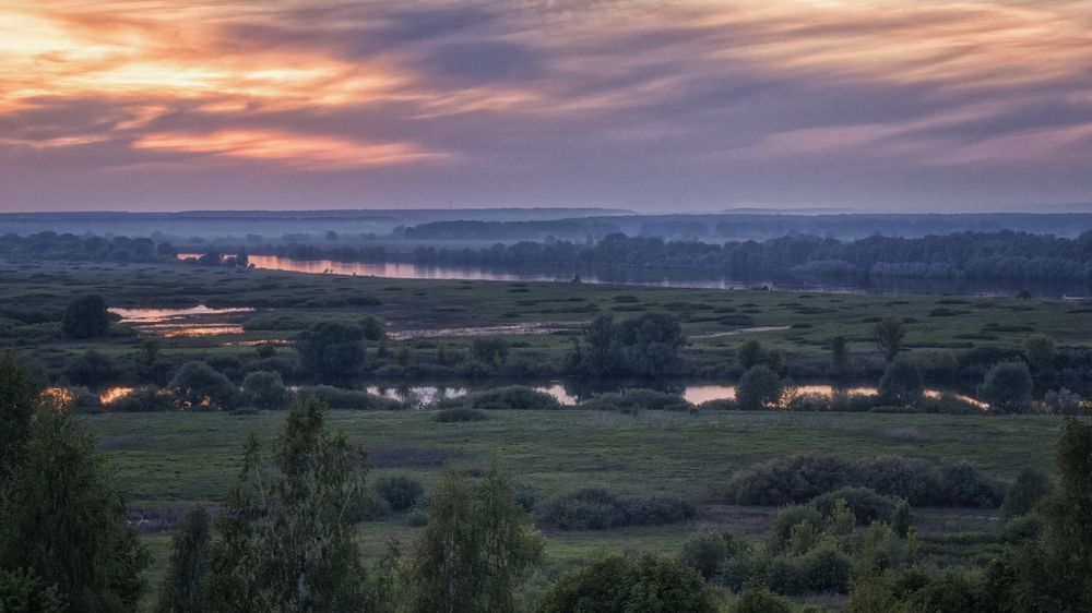 На слиянии двух рек.