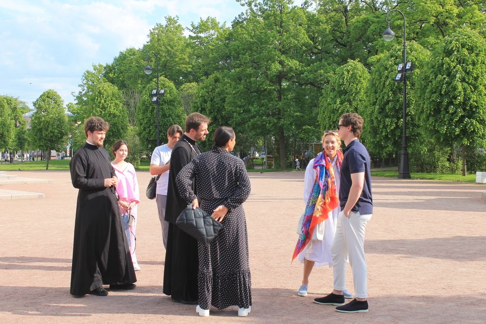 Перед храмом!