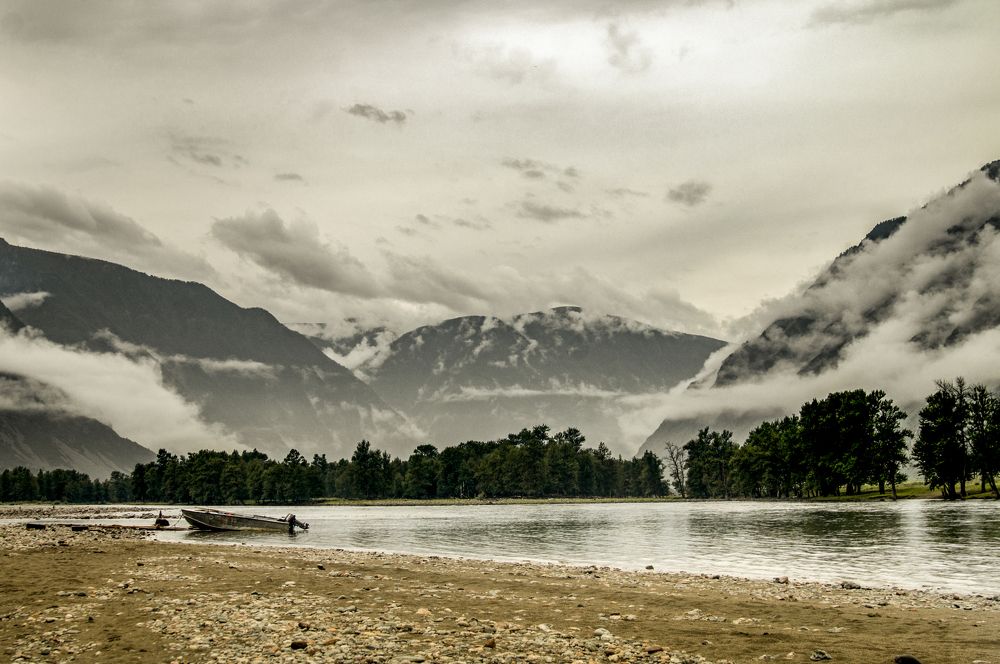 Раннее утро. Горная река