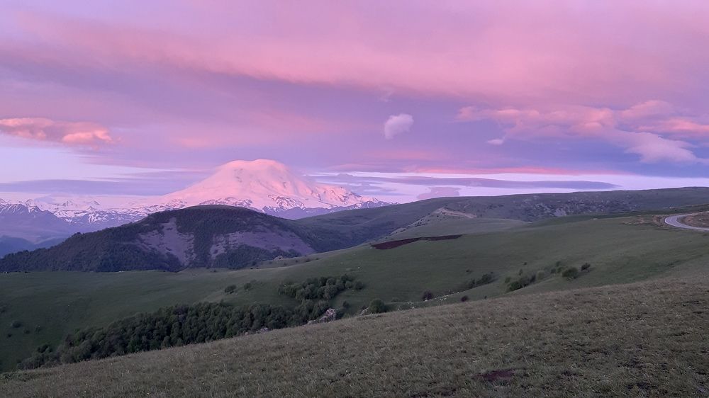 Рассвет над Эльбрусом.