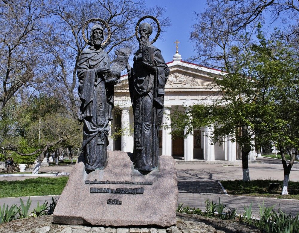 Памятник Св. Кириллу и Мефодию и Храм Св. Равноапостольных Петра и Павла, Севастополь          Св. Равноапостольных