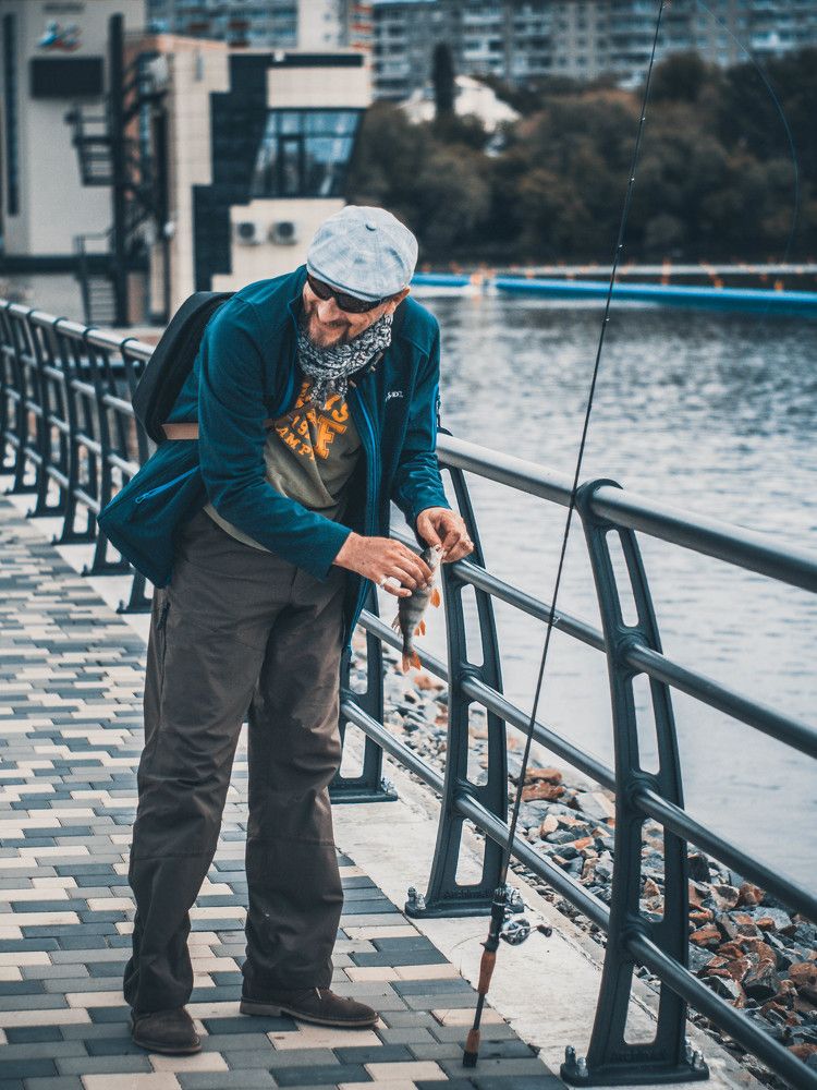 рыбак на набережной