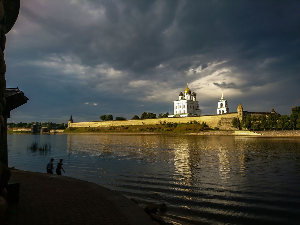 Троицкий собор Псковского Кремля. закат после грозы