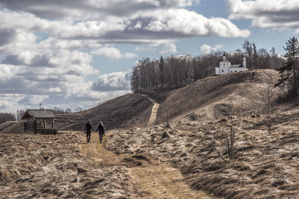 Никольский храм. Склон Городищенской (Змеиной) балки Изборско-Мальской (Староизборской) долины