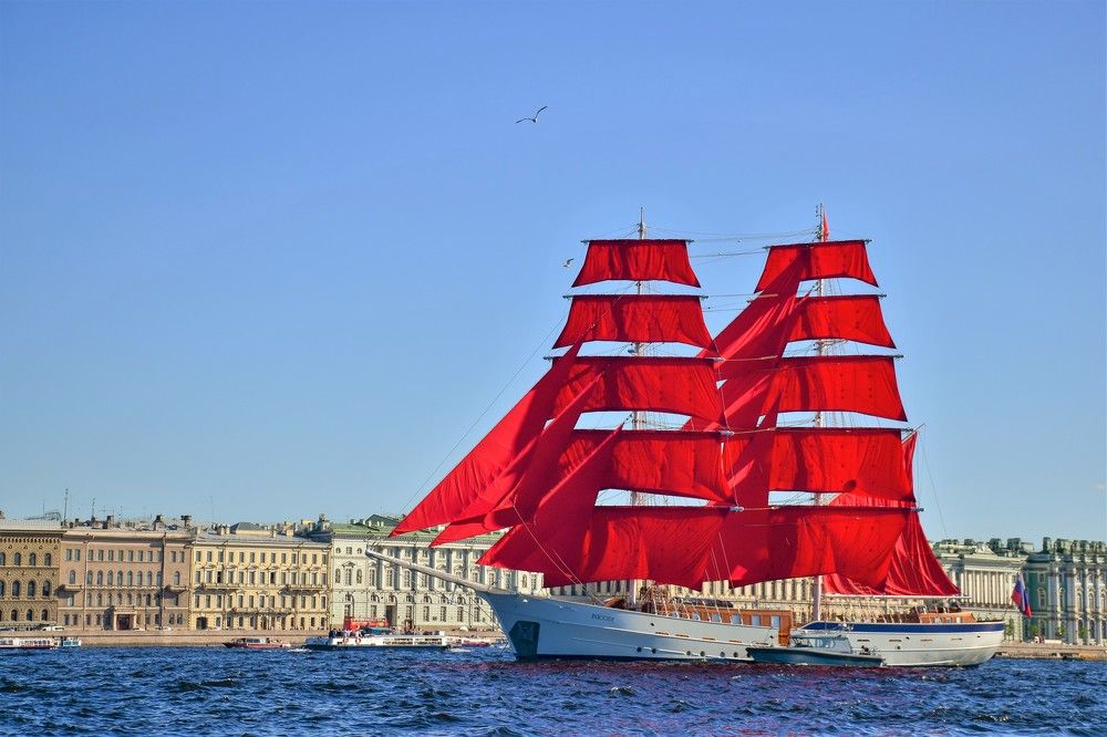 Алые паруса на рейде.