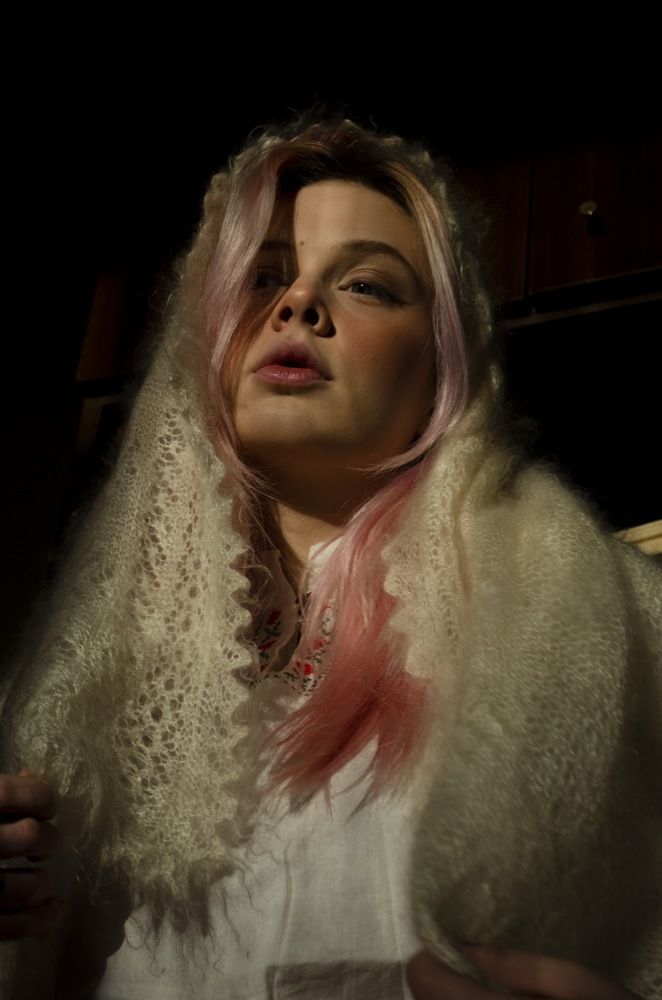 Девушка в платке