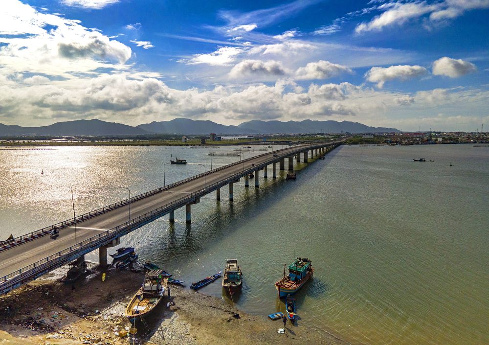 Nhịp cầu trên sông cửa Lấp