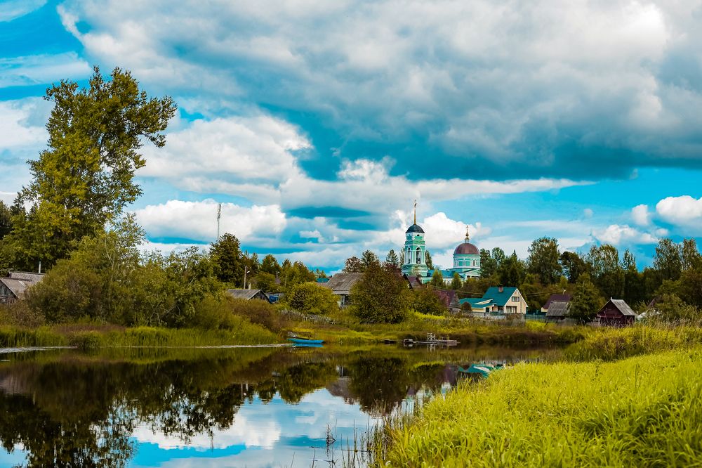 Храм Петра и Павла вдалеке