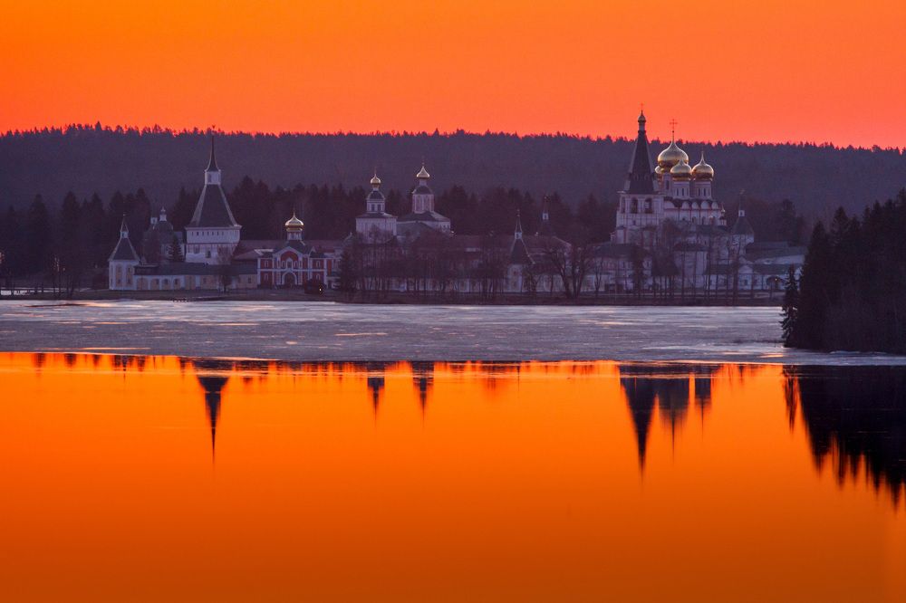 Оранжевое утро.  Иверский монастырь, Валдай