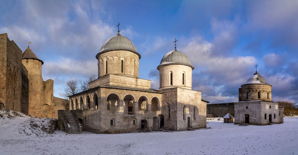 Двор ивангородской крепости
