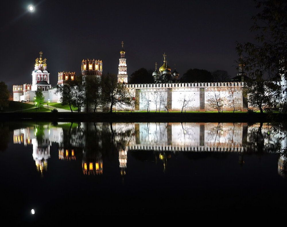 Новоде́вичий Богородице-Смоленский монасты́рь