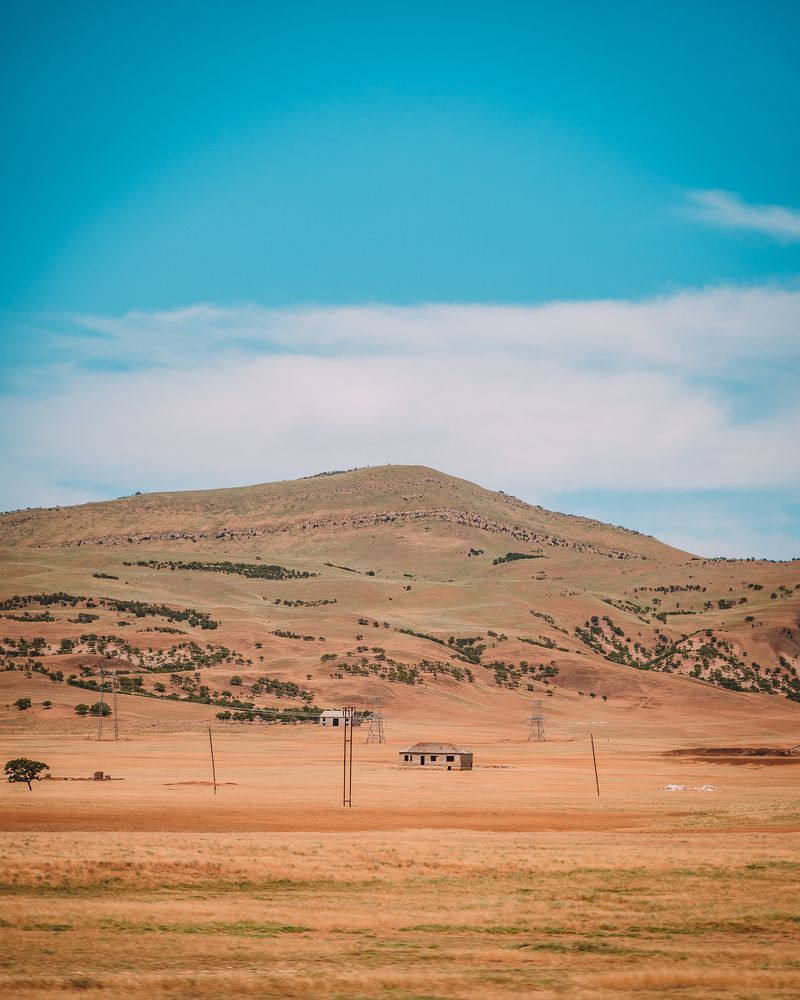 Два дома стояли на желтой горе..