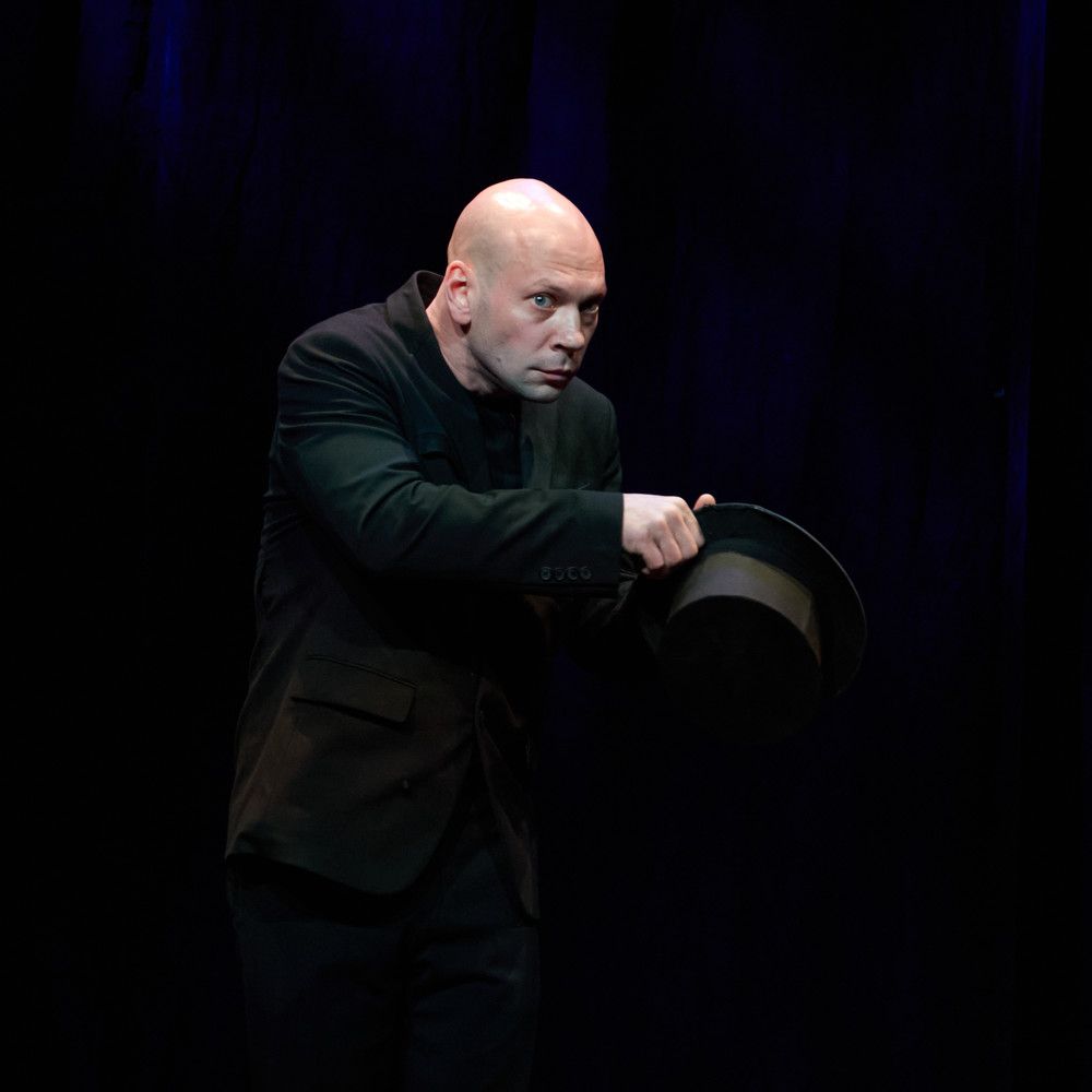 Фокусник-манипулятор