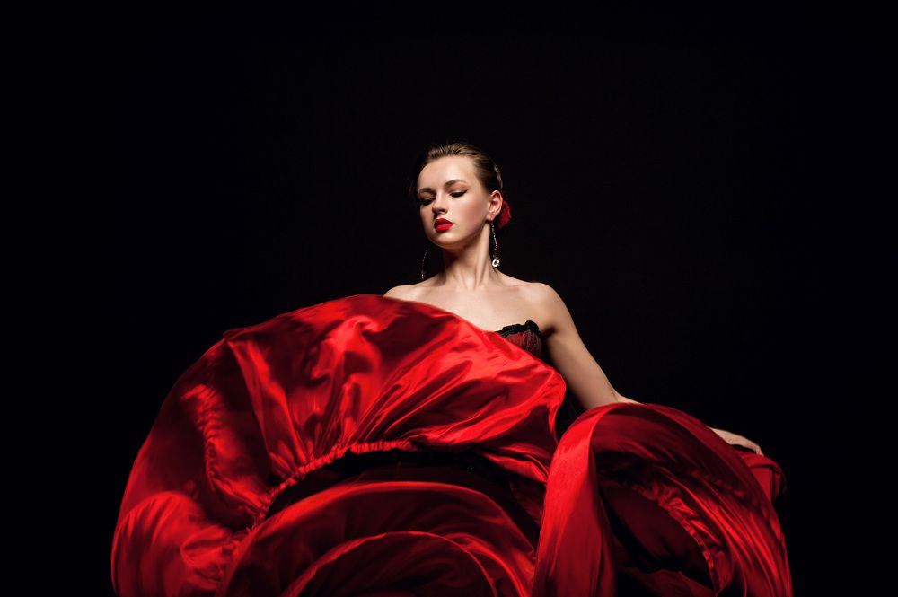 Девушка в красном