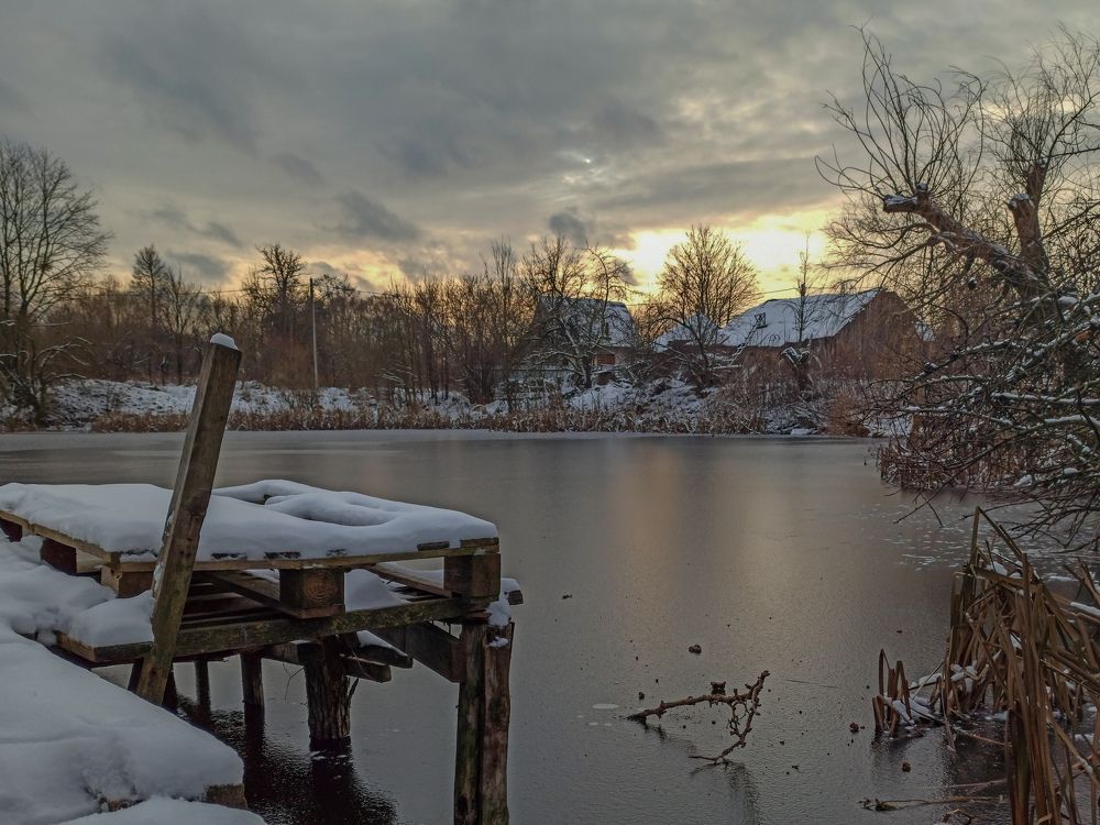 Зимний закат над озером.