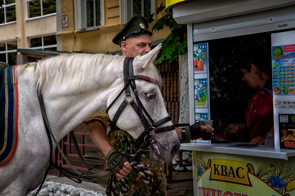 Мне квасу в ведерке, пожалуйста.