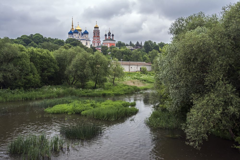 Звон колоколов над речкой плывёт...