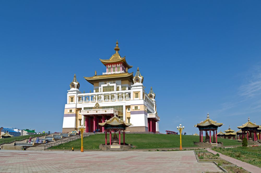 Под небом голубым