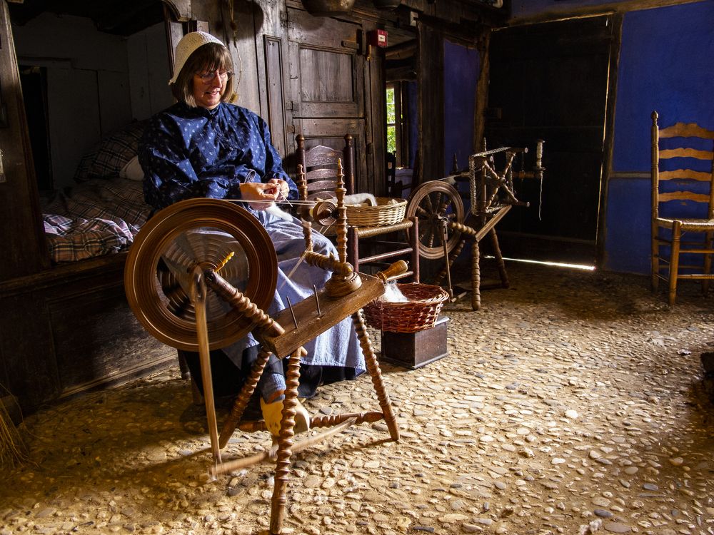 Dutch vintage spinning wheel