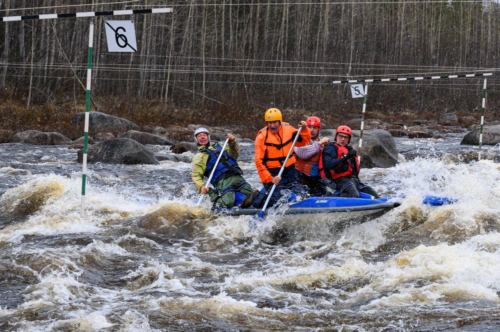 Отважным ребятам майский снегопад не помеха