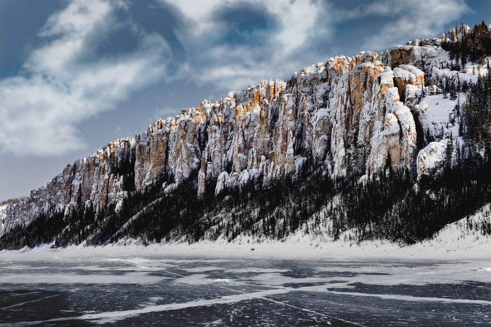 под льдом река Лена