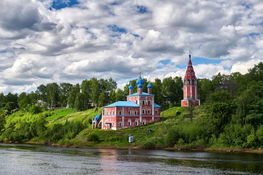 Пейзаж с красной церковью