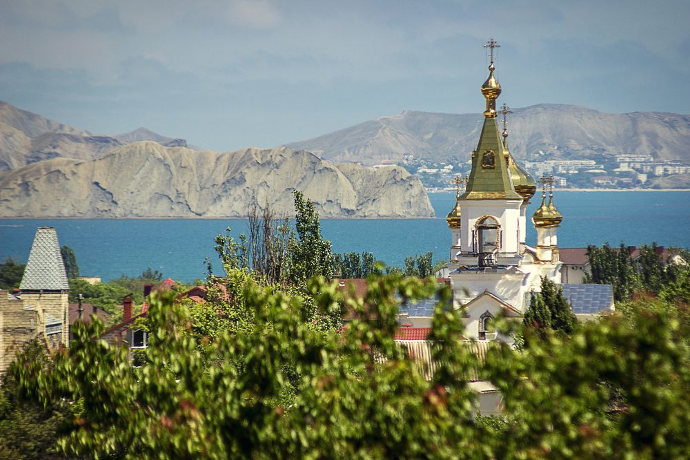 Храм "Утоли моя печали" на фоне мыса Хамелеон